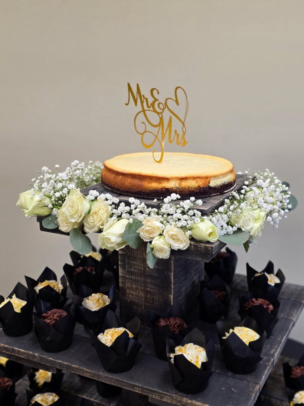 Wedding cheesecake with roses