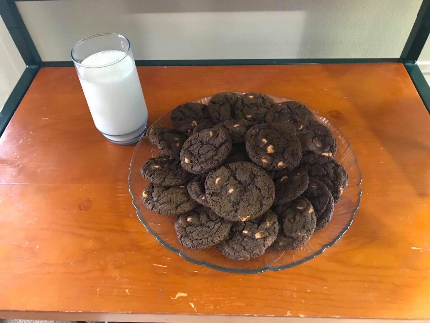 Double chocolate cookies with milk